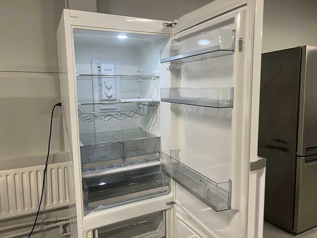 Sharp - sharp koelkast + braun multigourmet + inventum magnetron - afbeelding 18 van  23