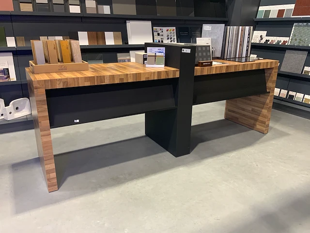 Show tafel - afbeelding 1 van  4