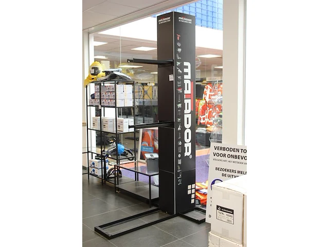 Showrek matador hoogte 250cm - afbeelding 2 van  2