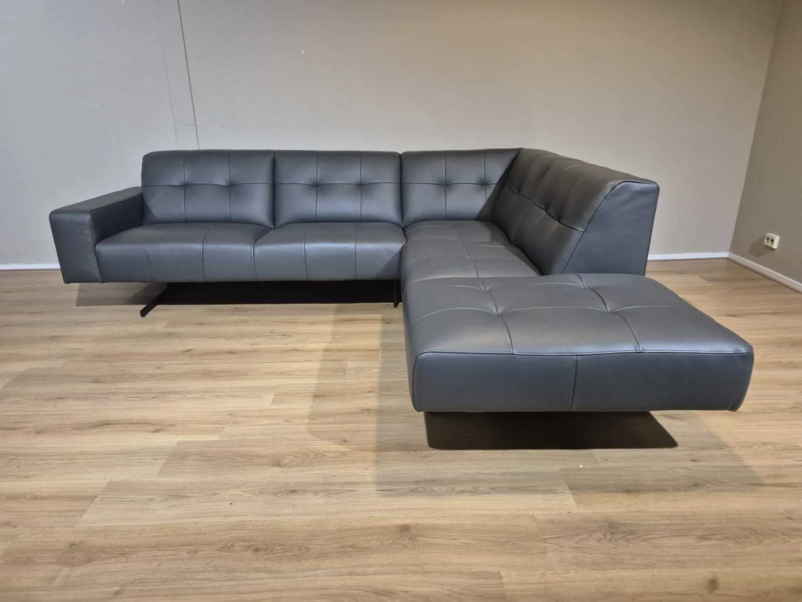 Showroom- en kantoormeubilair, banken en stoelen
