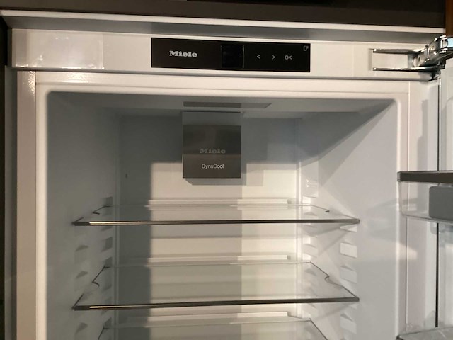 Showroom cucinesse italiaans evolve zandbeige lak en houtlook hoge kasten - afbeelding 2 van  31