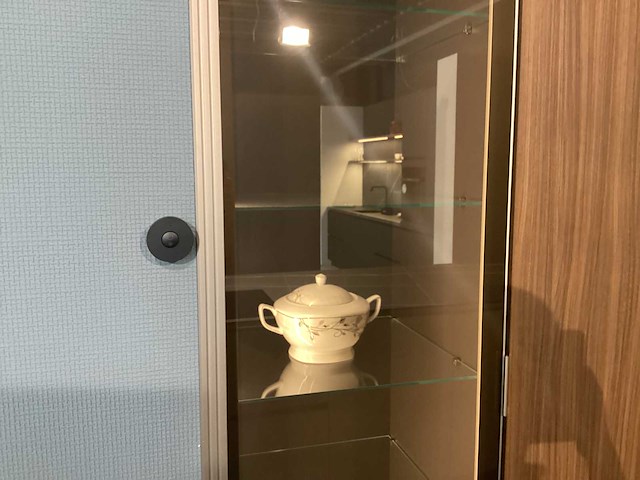 Showroom cucinesse italiaans evolve zandbeige lak en houtlook hoge kasten - afbeelding 3 van  31