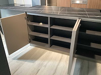 Showroom cucinesse italiaans evolve zandbeige lak en houtlook hoge kasten - afbeelding 4 van  31