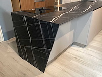 Showroom cucinesse italiaans evolve zandbeige lak en houtlook hoge kasten - afbeelding 7 van  31