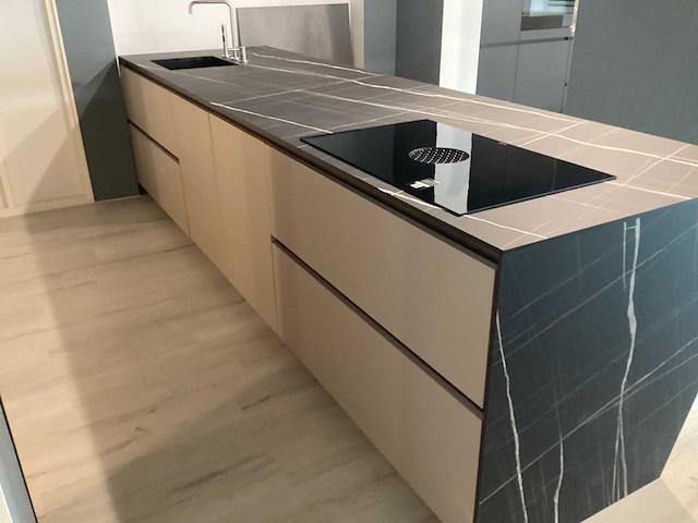 Showroom cucinesse italiaans evolve zandbeige lak en houtlook hoge kasten - afbeelding 9 van  31