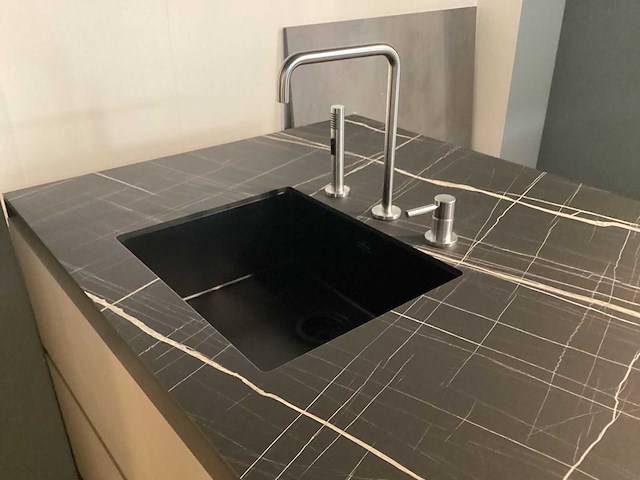 Showroom cucinesse italiaans evolve zandbeige lak en houtlook hoge kasten - afbeelding 13 van  31