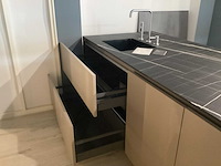 Showroom cucinesse italiaans evolve zandbeige lak en houtlook hoge kasten - afbeelding 15 van  31