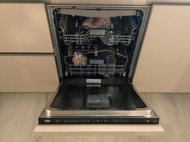 Showroom cucinesse italiaans evolve zandbeige lak en houtlook hoge kasten - afbeelding 16 van  31