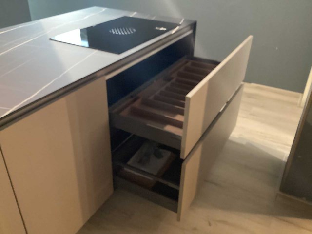 Showroom cucinesse italiaans evolve zandbeige lak en houtlook hoge kasten - afbeelding 20 van  31