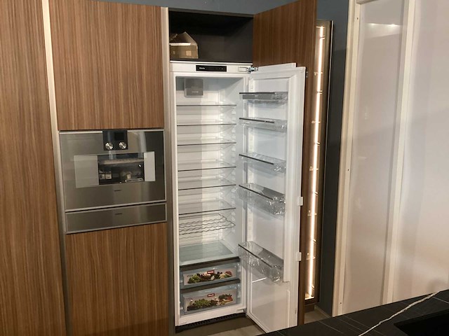 Showroom cucinesse italiaans evolve zandbeige lak en houtlook hoge kasten - afbeelding 22 van  31