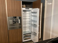 Showroom cucinesse italiaans evolve zandbeige lak en houtlook hoge kasten - afbeelding 22 van  31