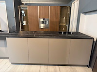Showroom cucinesse italiaans evolve zandbeige lak en houtlook hoge kasten - afbeelding 23 van  31