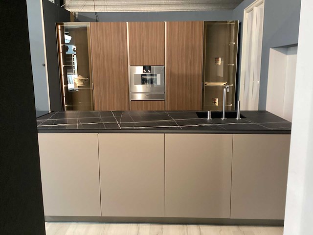 Showroom cucinesse italiaans evolve zandbeige lak en houtlook hoge kasten - afbeelding 26 van  31