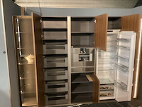 Showroom cucinesse italiaans evolve zandbeige lak en houtlook hoge kasten - afbeelding 27 van  31