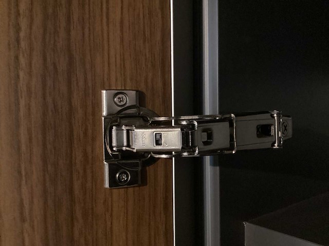 Showroom cucinesse italiaans evolve zandbeige lak en houtlook hoge kasten - afbeelding 30 van  31