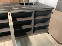 Showroom cucinesse italiaans evolve zandbeige lak en houtlook hoge kasten - afbeelding 5 van  31