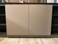 Showroom cucinesse italiaans evolve zandbeige lak en houtlook hoge kasten - afbeelding 6 van  31