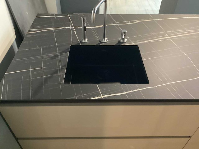 Showroom cucinesse italiaans evolve zandbeige lak en houtlook hoge kasten - afbeelding 10 van  31