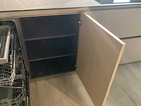 Showroom cucinesse italiaans evolve zandbeige lak en houtlook hoge kasten - afbeelding 19 van  31