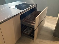 Showroom cucinesse italiaans evolve zandbeige lak en houtlook hoge kasten - afbeelding 20 van  31