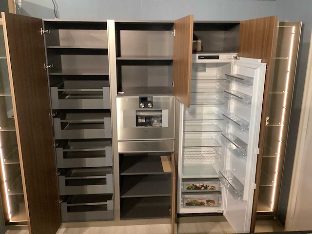 Showroom cucinesse italiaans evolve zandbeige lak en houtlook hoge kasten - afbeelding 24 van  31