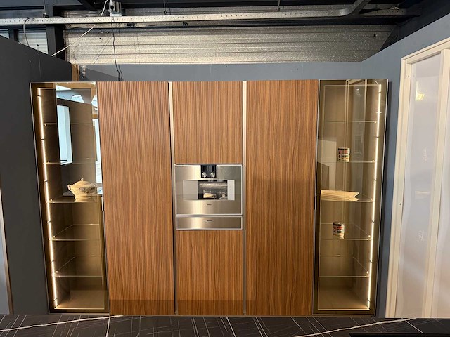 Showroom cucinesse italiaans evolve zandbeige lak en houtlook hoge kasten - afbeelding 25 van  31