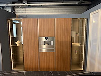 Showroom cucinesse italiaans evolve zandbeige lak en houtlook hoge kasten - afbeelding 25 van  31