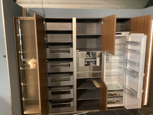 Showroom cucinesse italiaans evolve zandbeige lak en houtlook hoge kasten - afbeelding 27 van  31