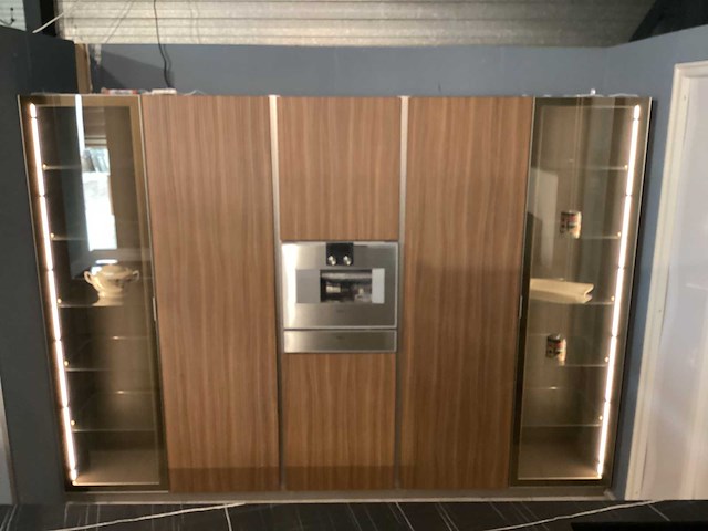 Showroom cucinesse italiaans evolve zandbeige lak en houtlook hoge kasten - afbeelding 28 van  31