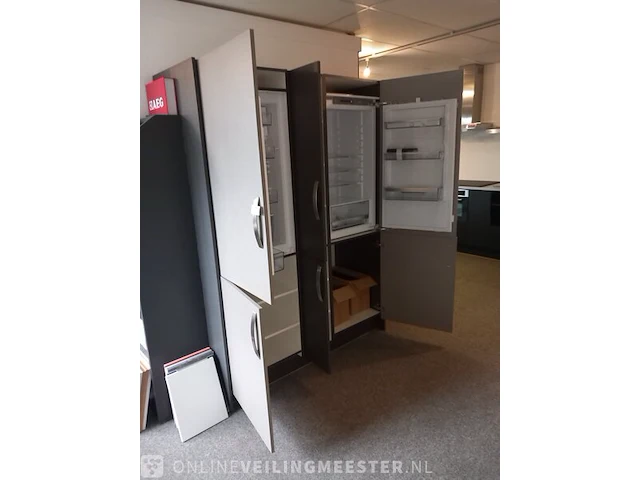 Showroom keuken unit met 2x inbouw koelkast - afbeelding 19 van  23
