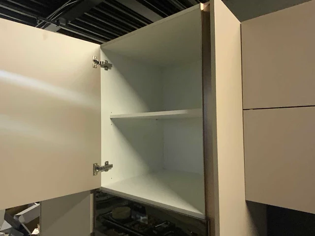 Showroom keukenopstelling - afbeelding 8 van  17