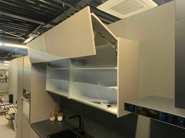 Showroom keukenopstelling - afbeelding 9 van  17