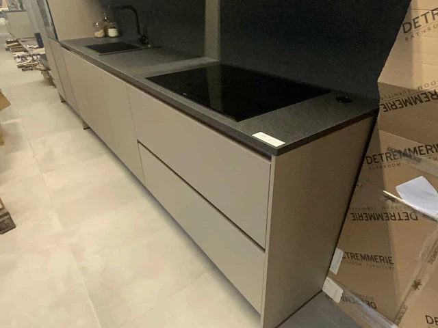 Showroom keukenopstelling - afbeelding 11 van  17