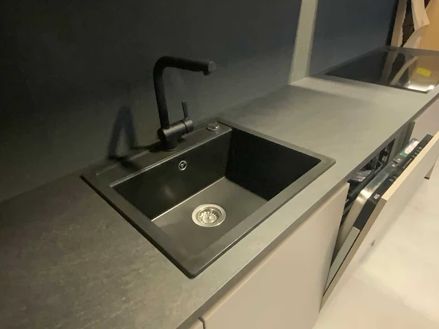 Showroom keukenopstelling - afbeelding 16 van  17