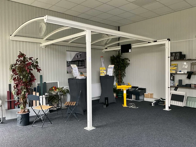Showroom model overkapping - afbeelding 1 van  14