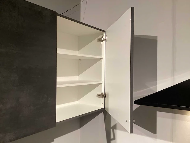 Showroom nobilia laser decor zwart beton hoek keuken - afbeelding 6 van  20