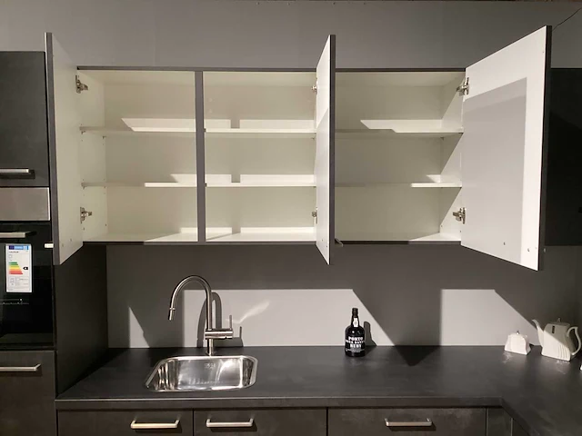 Showroom nobilia laser decor zwart beton hoek keuken - afbeelding 7 van  20