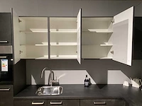 Showroom nobilia laser decor zwart beton hoek keuken - afbeelding 7 van  20
