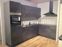 Showroom nobilia laser decor zwart beton hoek keuken - afbeelding 1 van  20