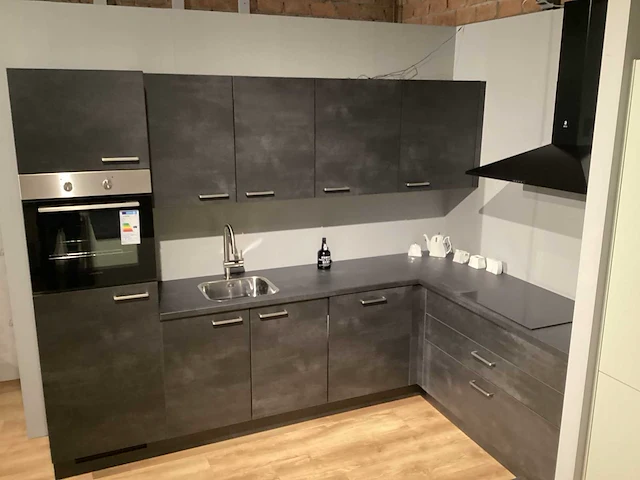 Showroom nobilia laser decor zwart beton hoek keuken - afbeelding 12 van  20