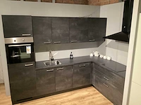 Showroom nobilia laser decor zwart beton hoek keuken - afbeelding 12 van  20