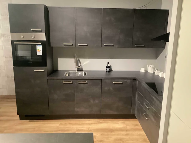 Showroom nobilia laser decor zwart beton hoek keuken - afbeelding 14 van  20