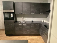 Showroom nobilia laser decor zwart beton hoek keuken - afbeelding 14 van  20