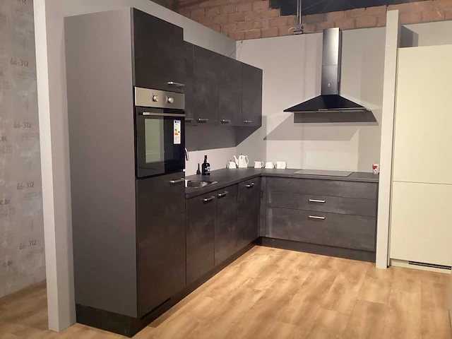 Showroom nobilia laser decor zwart beton hoek keuken - afbeelding 15 van  20