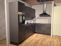 Showroom nobilia laser decor zwart beton hoek keuken - afbeelding 15 van  20