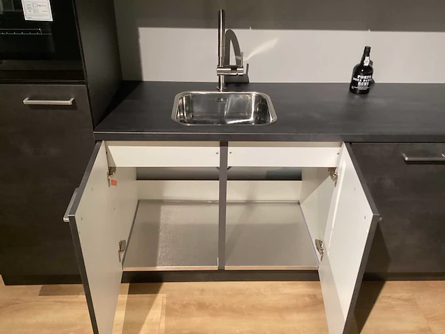 Showroom nobilia laser decor zwart beton hoek keuken - afbeelding 20 van  20