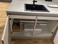 Showroom nobilia riva decor beton grijs eiland keuken - afbeelding 9 van  28