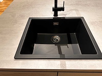 Showroom nobilia riva decor beton grijs eiland keuken - afbeelding 5 van  28