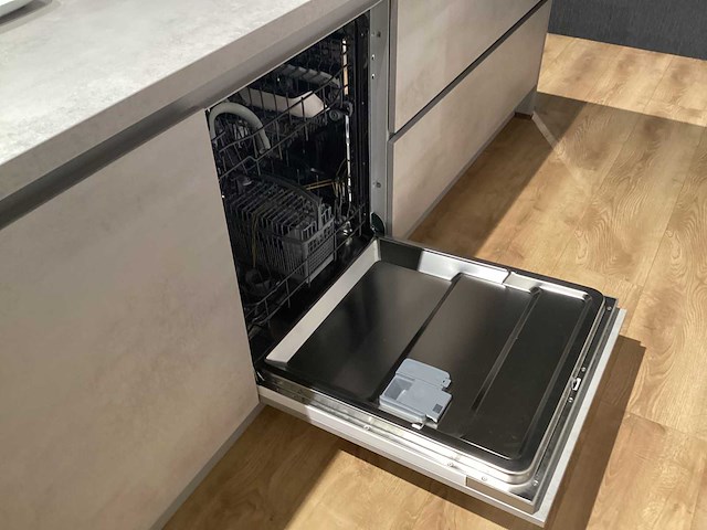 Showroom nobilia riva decor beton grijs eiland keuken - afbeelding 7 van  28