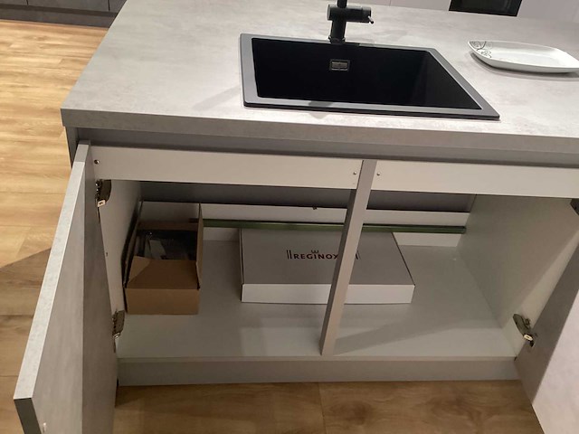 Showroom nobilia riva decor beton grijs eiland keuken - afbeelding 9 van  28